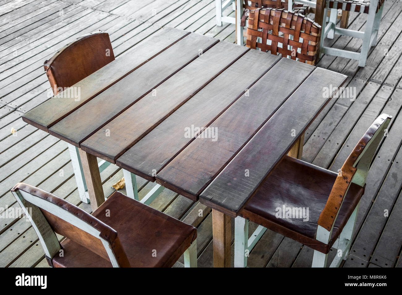 Leere Holz- Tisch im Restaurant mit vier leeren Stühlen - vintage Möbel - Stockfoto