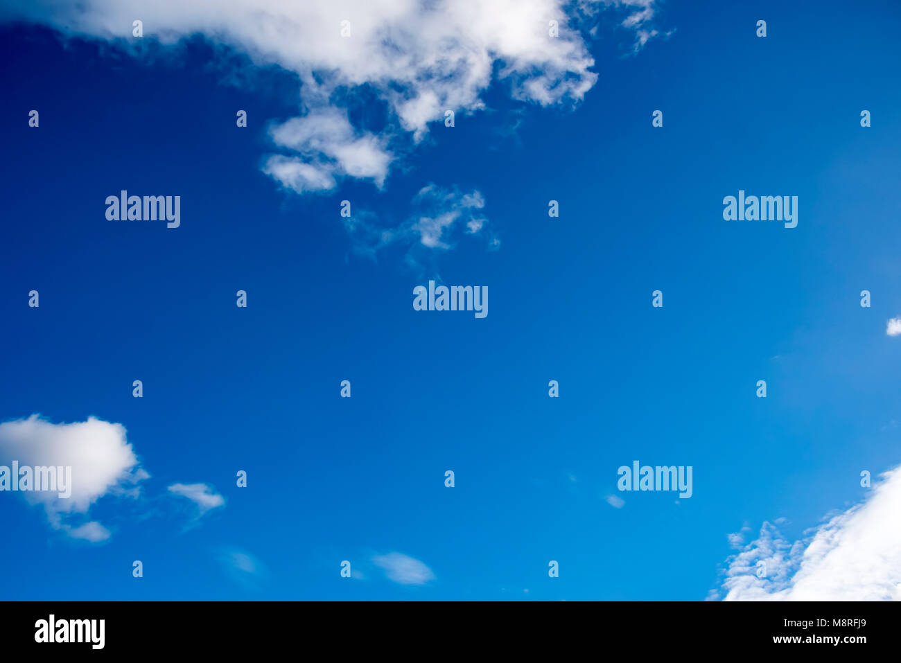 UK, WELWYN - Oktober 2017: tief blauen Himmel & Fluffy Clouds Stockfoto