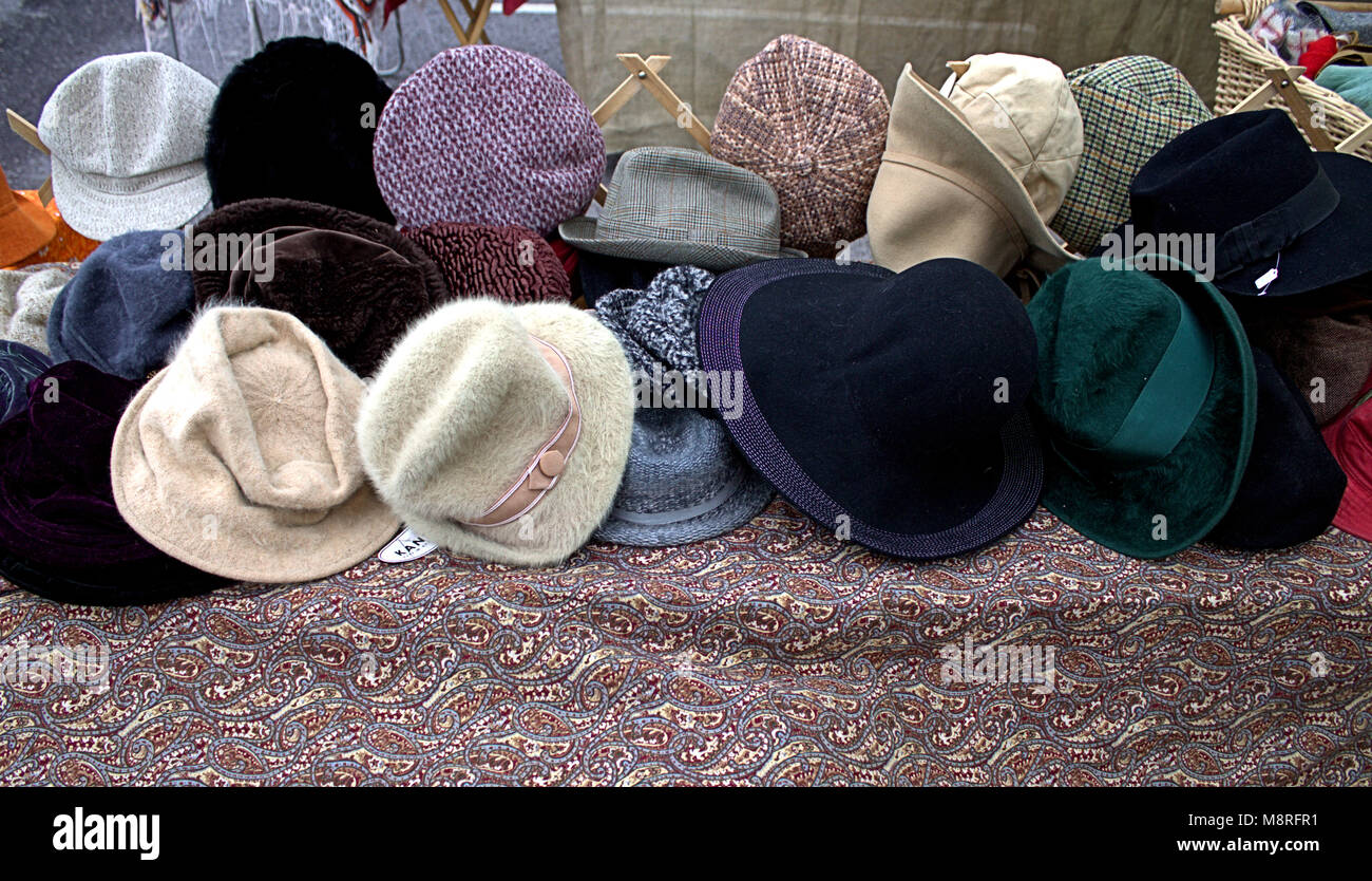 Hüte auf Anzeige auf einen Kleidung Stall in einem lokalen Wochenmarkt in Skibbereen, West Cork, Irland. Stockfoto