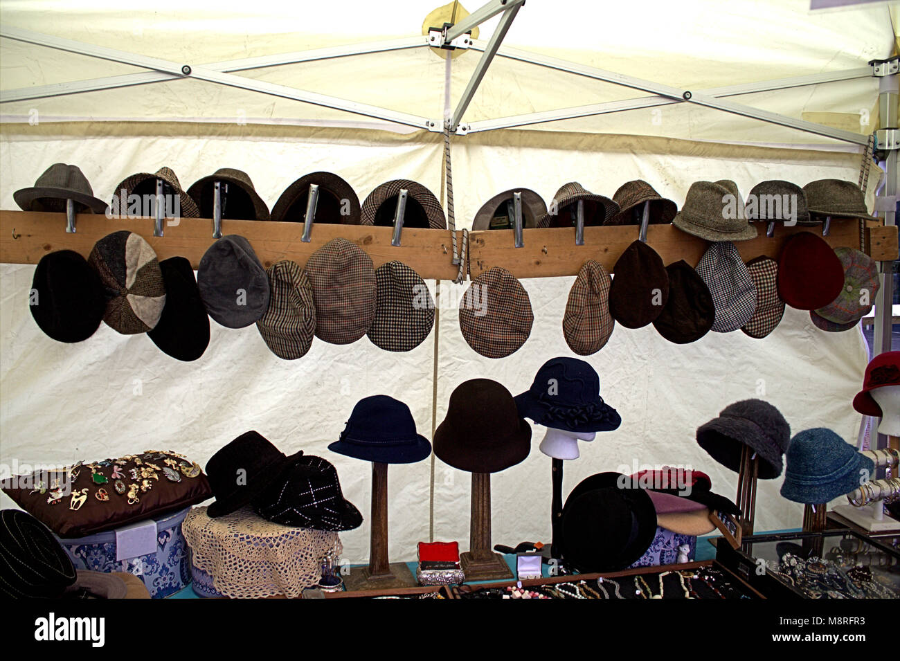 Hüte auf Anzeige auf einen Kleidung Stall in einem lokalen Wochenmarkt in Skibbereen, West Cork, Irland. Stockfoto