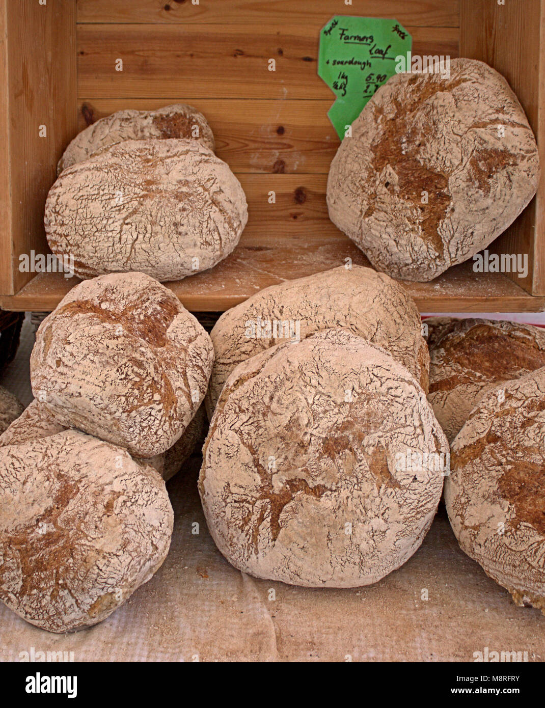 Frisch gebackenes Brot zum Verkauf an der lokalen wöchentlichen Markt von skibbereen, West Cork. Stockfoto
