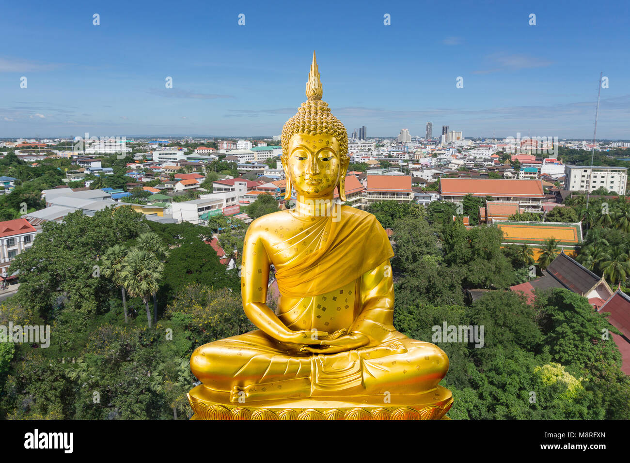 Alte goldene Buddha Statue und Stadtbild in Thailand Stockfoto