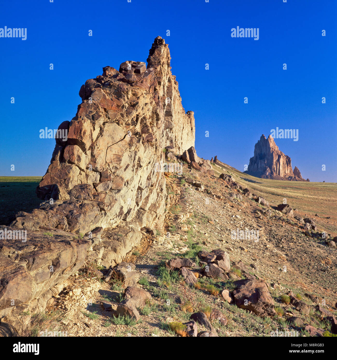 Shiprock und vulkanische Damm auf der Navajo Reservation in der Nähe von shiprock, New Mexico Stockfoto