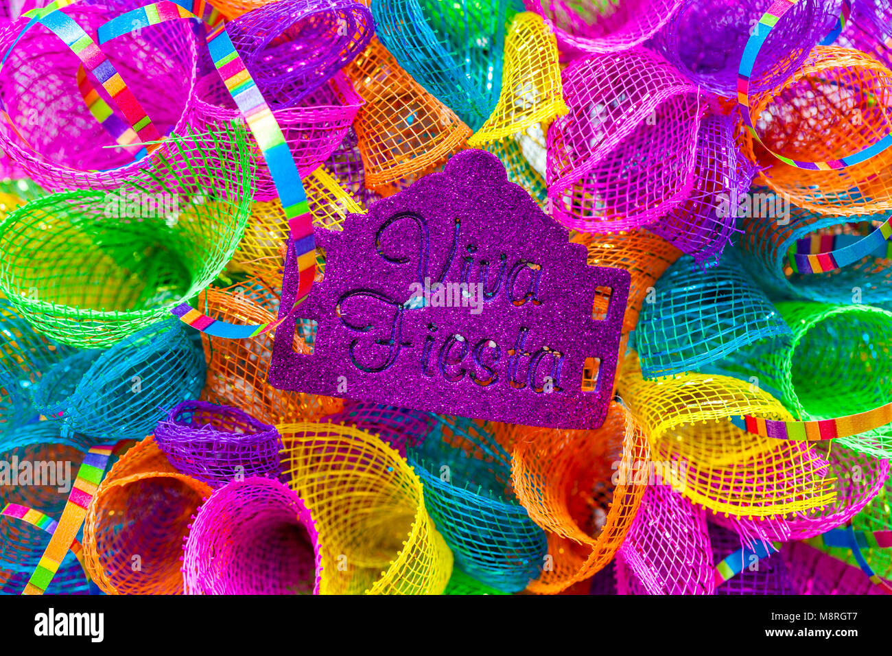 Das Wort 'Viva Fiesta' geschrieben in lila Glitzer auf bunten Brei eingerichtet Stockfoto