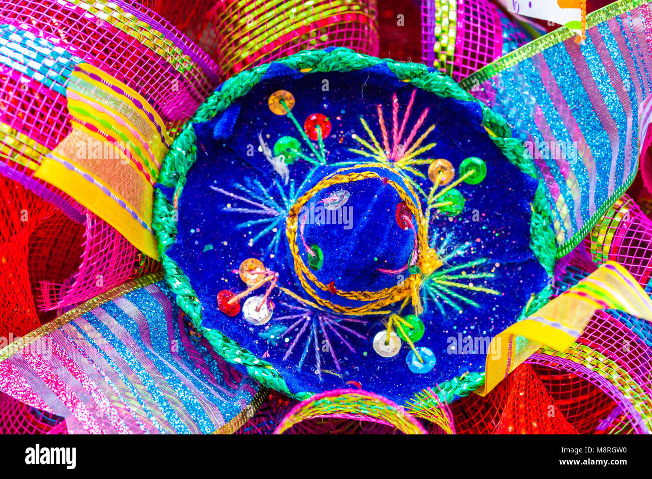 Kleine blaue Sombrero mit Strass und Glitter verziert Stockfoto