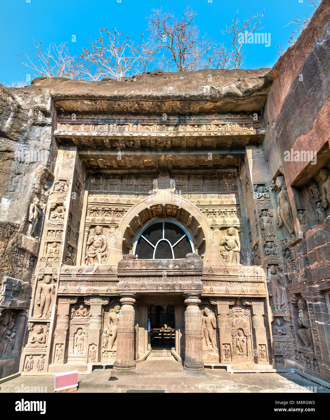 Eingang zur Höhle 26 Ajanta. Maharashtra - Indien Stockfoto