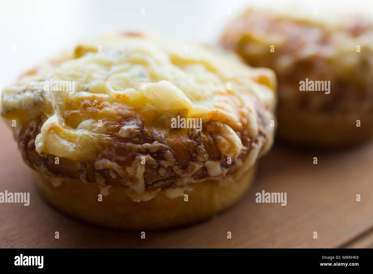 Close-up frittierte Speisen serviert auf hölzernen Tisch Stockfoto