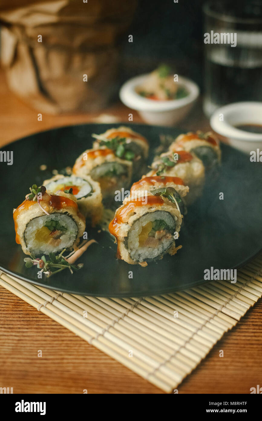In der Nähe von frischem Sushi serviert in der Platte auf Platz Matte zum Restaurant Stockfoto