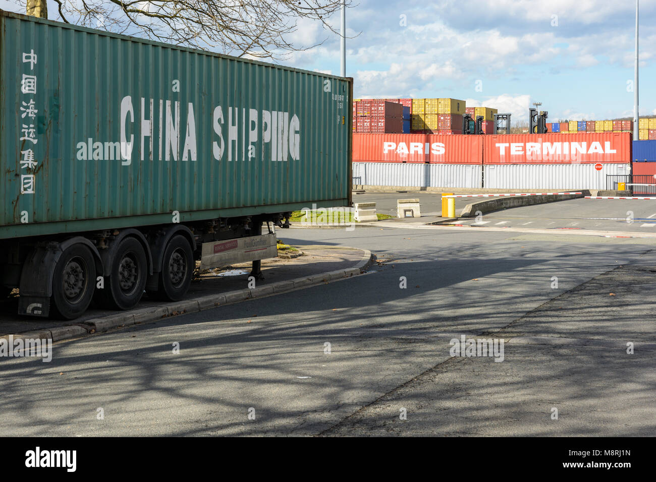 Gennevilliers, Frankreich - 11. März 2018: eine China Shipping Container auf einen Auflieger in der Nähe des Terminal Firma intermodalen Plattform geparkt in der Stockfoto
