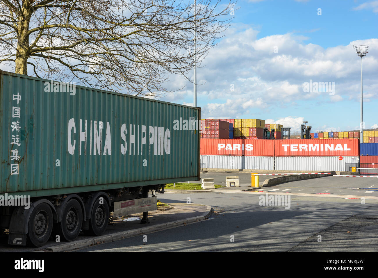 Gennevilliers, Frankreich - 11. März 2018: eine China Shipping Container auf einen Auflieger in der Nähe des Terminal Firma intermodalen Plattform geparkt in der Stockfoto