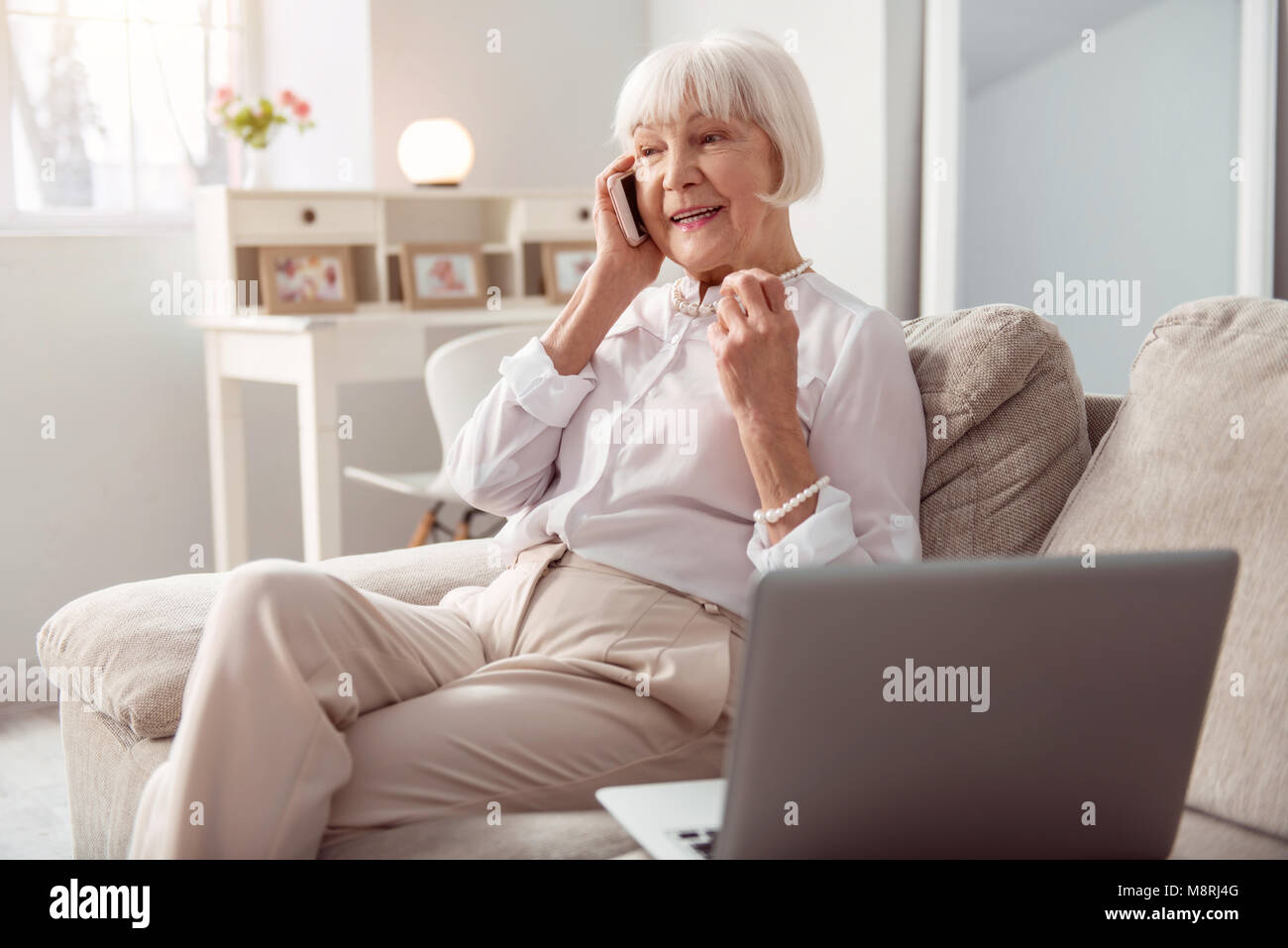 Schöne ältere Frau am Telefon glücklich Stockfoto