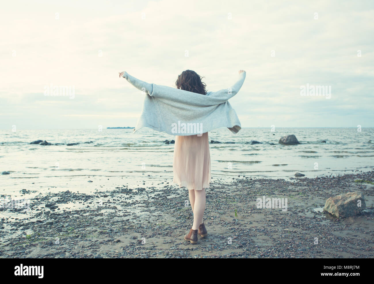 Schöne junge Frau zu Fuß auf blaues Meer und Himmel Hintergrund im Freien Stockfoto