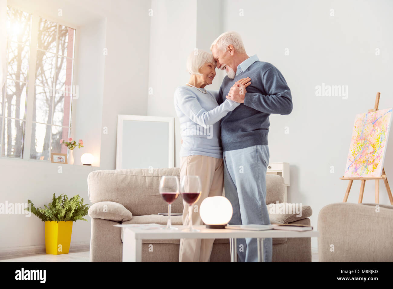 Schöne ältere Paare kleben beim Tanzen Stockfoto