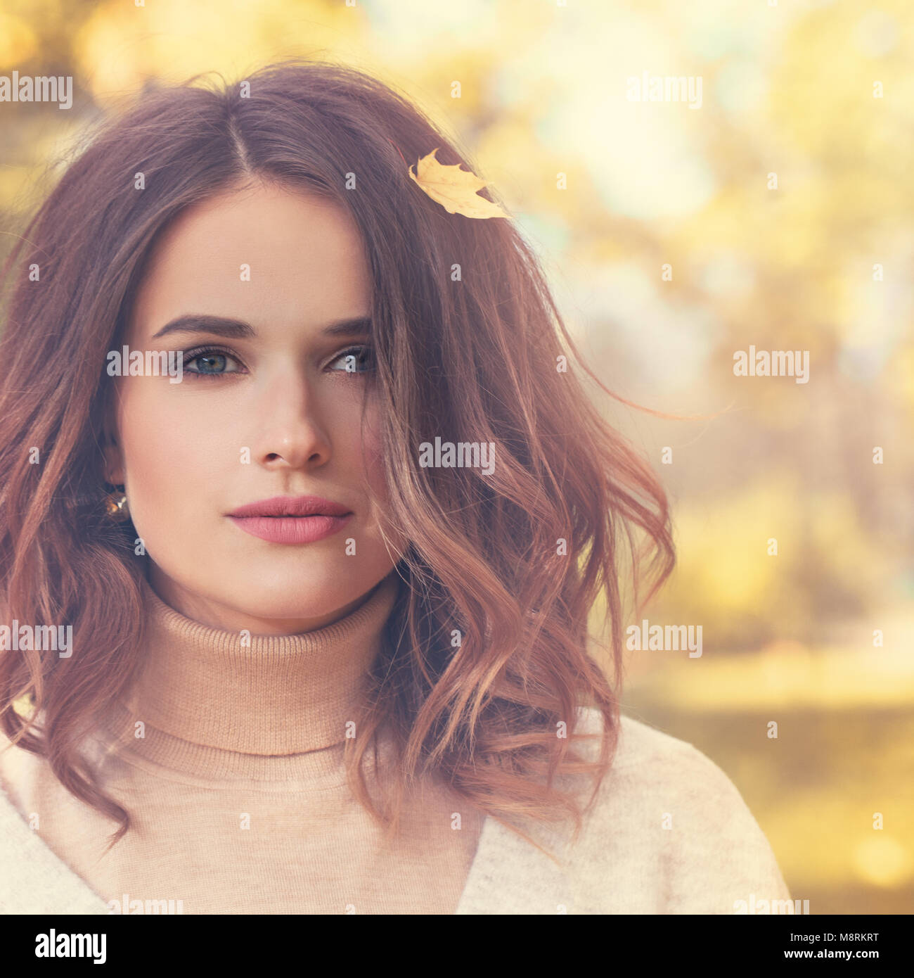 Schönen Herbst Modell Frau mit Curly Bob Frisur und Fall Mapple Leaf im Freien Stockfoto