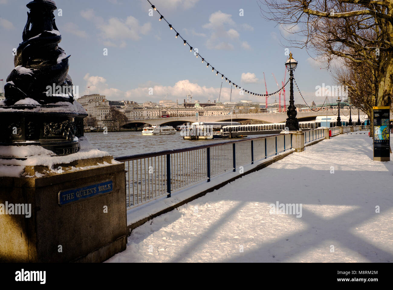 Southbank die Queens walk' Themse nach Schnee fallen London UK Stockfoto