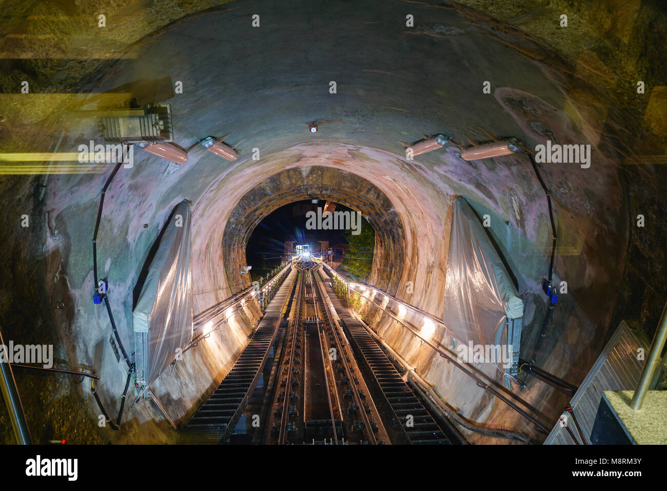 Während Der Fahrt In Einem Tunnel Bemerken Fahrt mit der Seilbahn, Schienen und Tunnel der Strecke im Tunnel mit