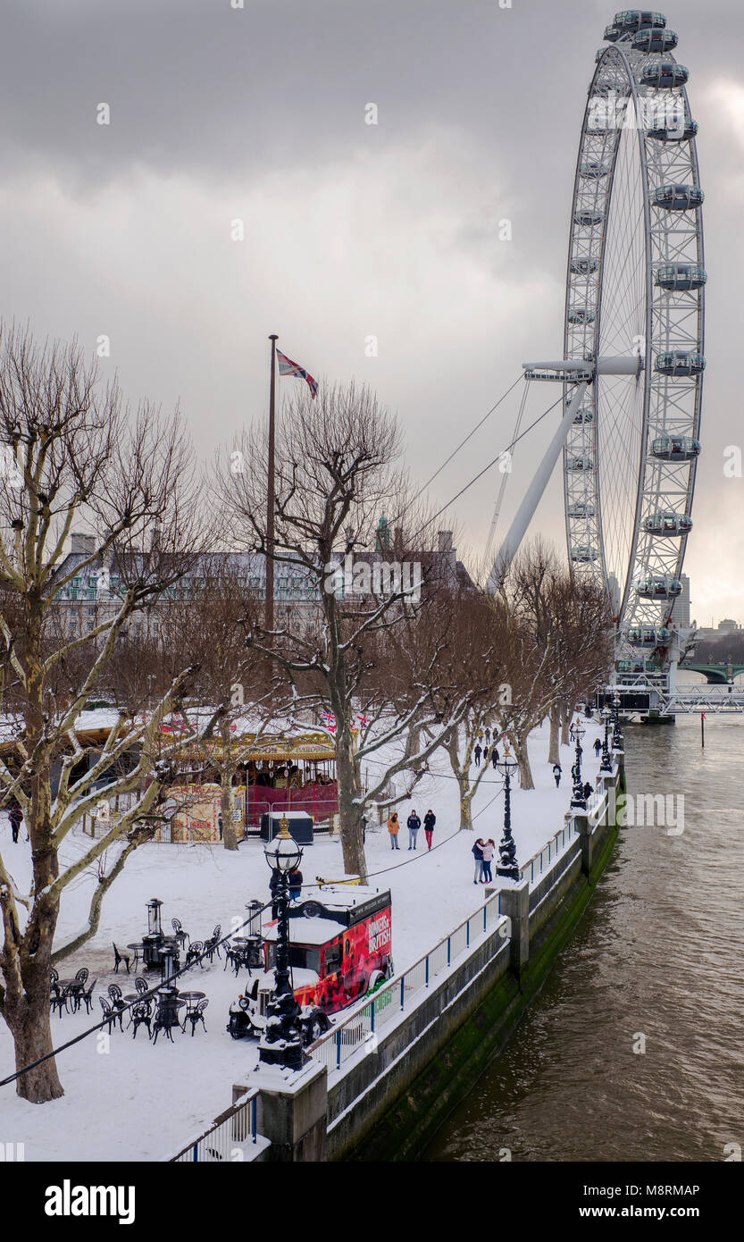 London Eye am Queens walk" im Schnee. southbank ot der Themse Stockfoto