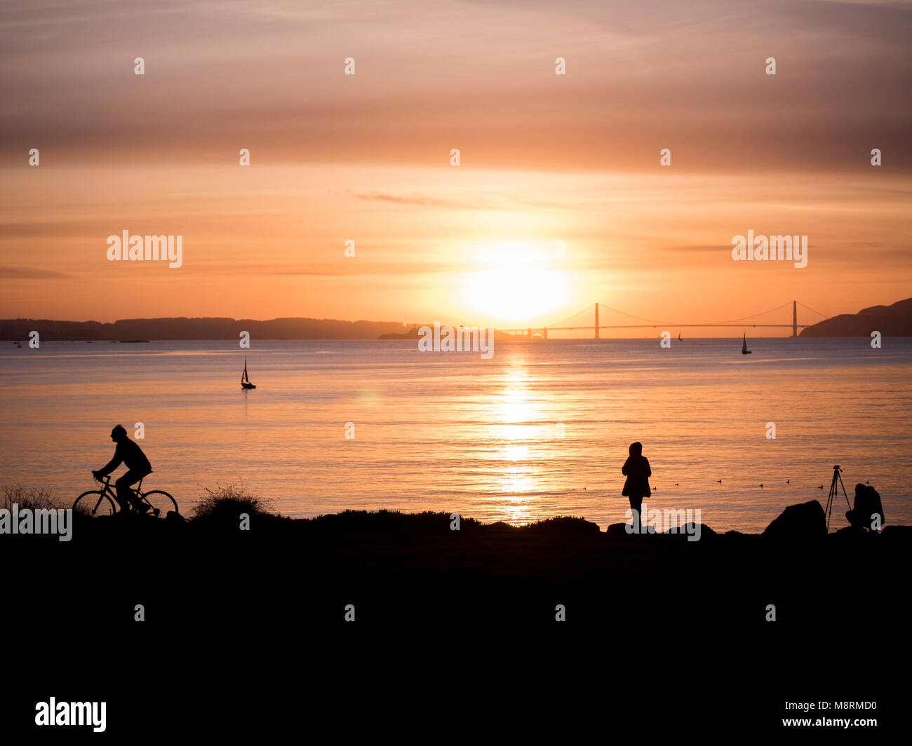 Silhouette Menschen auf See gegen Himmel bei Sonnenuntergang Stockfoto
