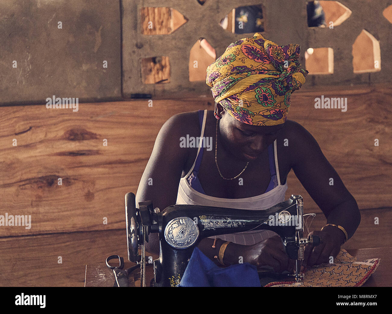 Saint Louis du Senegal, Senegal-April 16, 2014: senegalesische Frau arbeitet in ihrem Näherei. Stockfoto