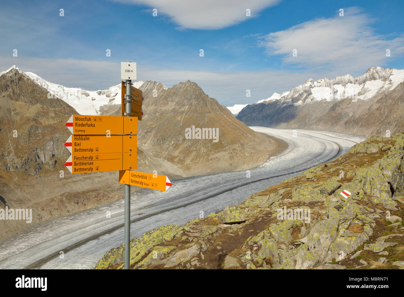 Wegweiser mit mehreren Richtungen in der Nähe von Aletsch Gletscher in den Schweizer Alpen Stockfoto