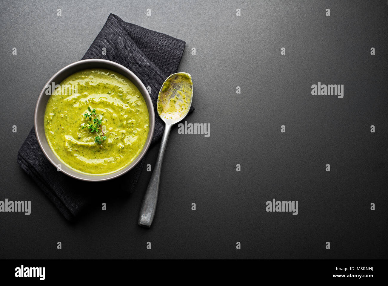 Frische gesunde Gemüse grüne Suppe overhead zu schießen. Stockfoto