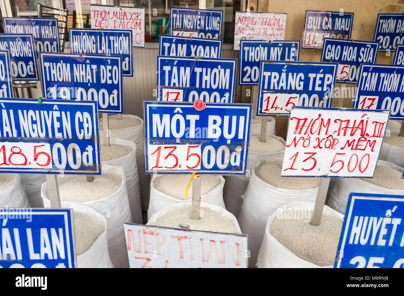 Vietnam Reis, Sorten von vietnamesischen Reis auf Verkauf in einem Laden in der Cholon, Saigon, Ho Chi Minh City, Vietnam. Stockfoto