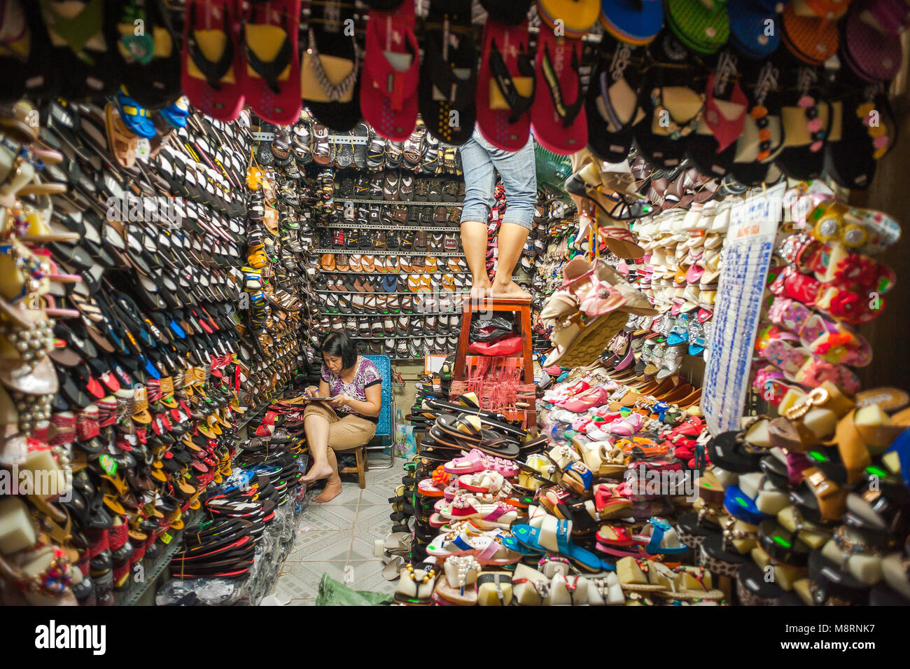 Markt Vietnam Saigon Schuhe, mit Blick auf ein Schuhgeschäft in Binh Tay Markt in Cholon, Ho Chi Minh City, Saigon, Vietnam Stockfoto