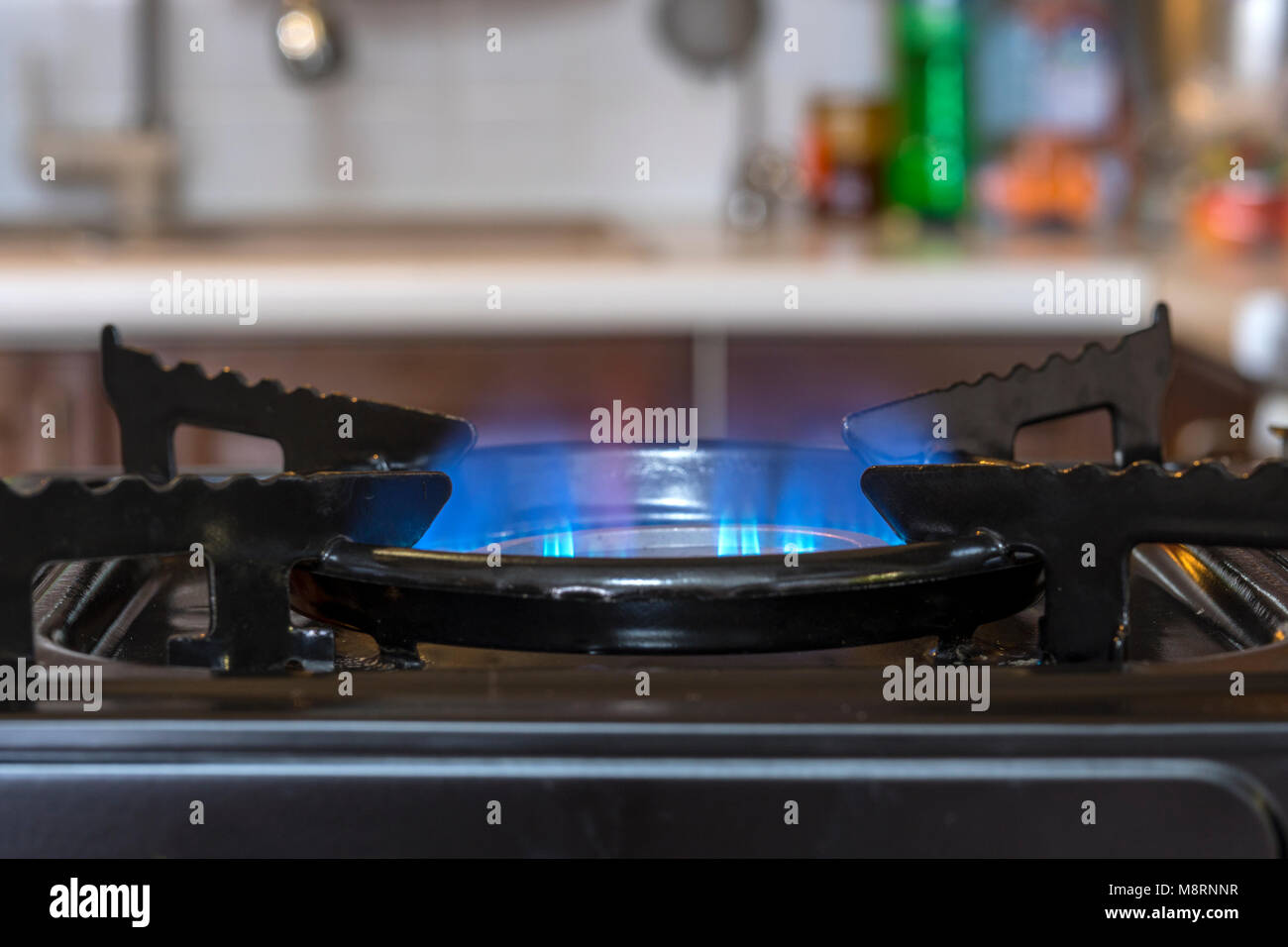 Das Blaue Gas brennt auf dem Herd Stockfotografie Alamy