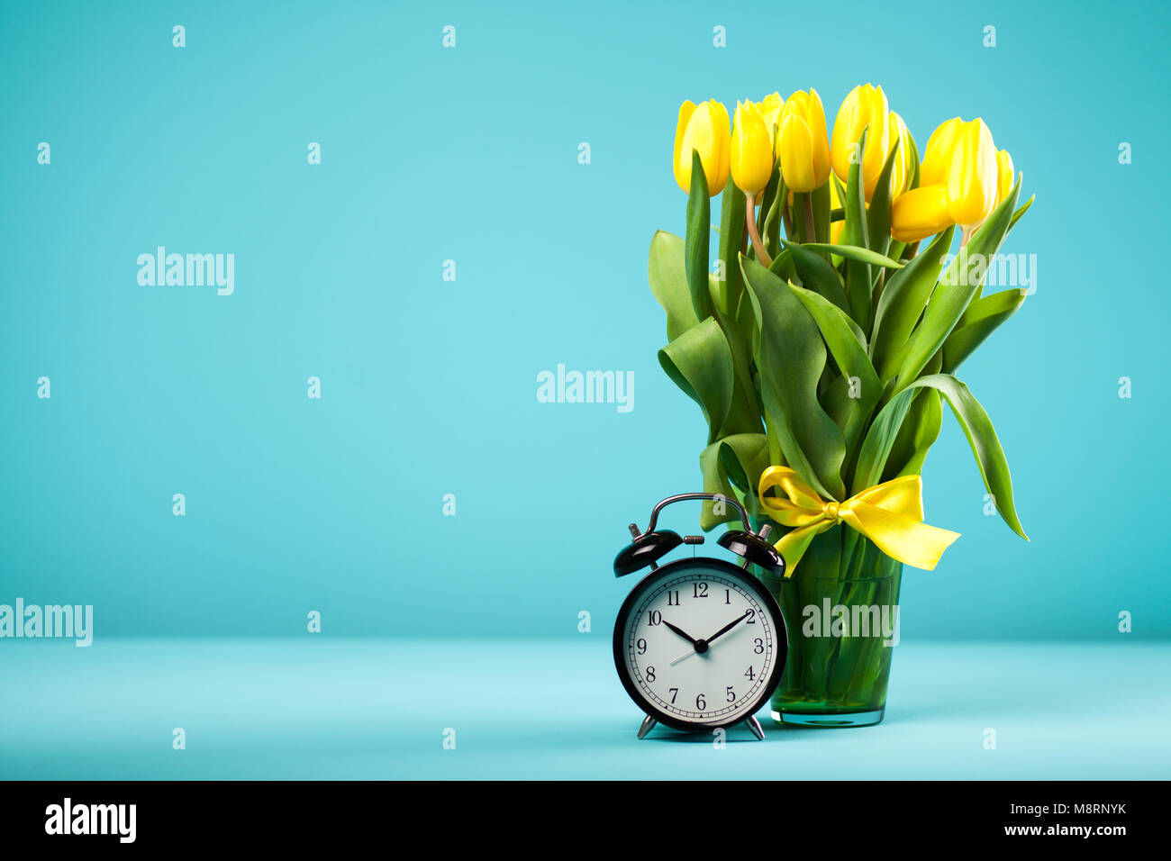 Gelbe Tulpen auf blauem Hintergrund Stockfoto