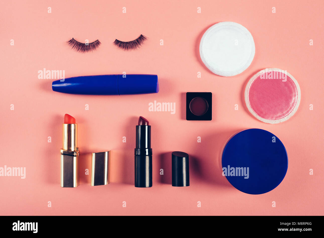 Ansicht von oben der Make-up-Ausrüstung auf farbigem Hintergrund Stockfoto