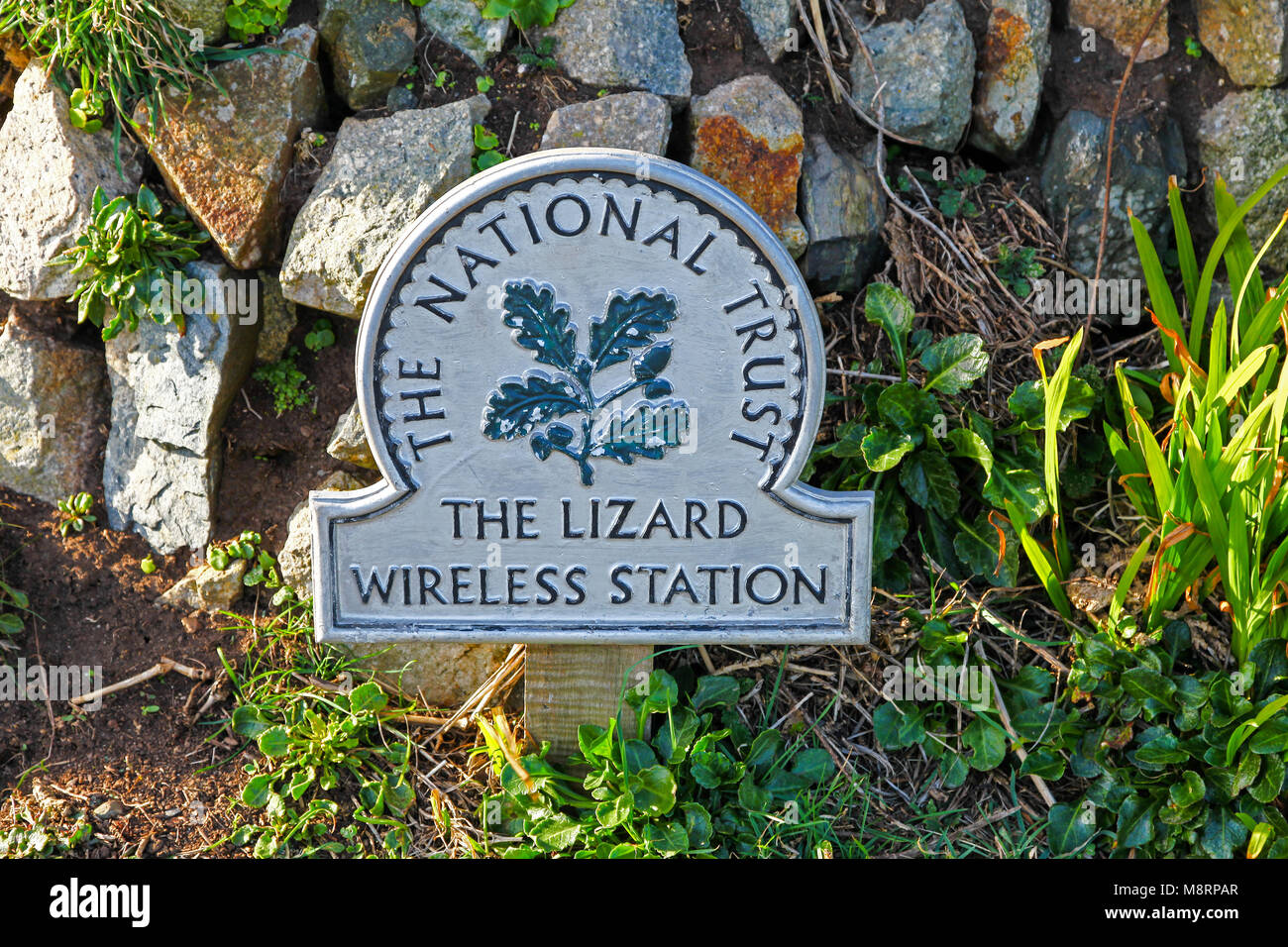 Ein National Trust omega Schild "die Eidechse, die drahtlose Station', die Lizard Halbinsel, Cornwall, South West England, UK. Foto entnommen aus Wanderweg Stockfoto