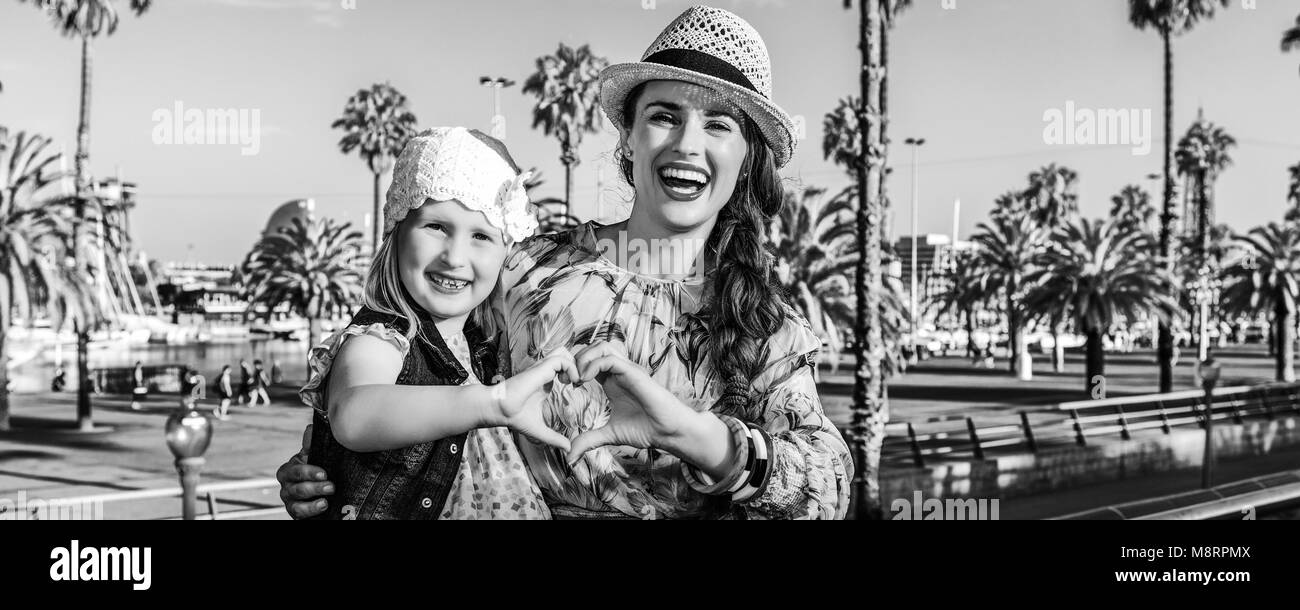 An bunten Barcelona. Happy Elegant Mutter und Tochter Touristen in Barcelona, Spanien, die Herzförmigen Hände Sommer Stockfoto