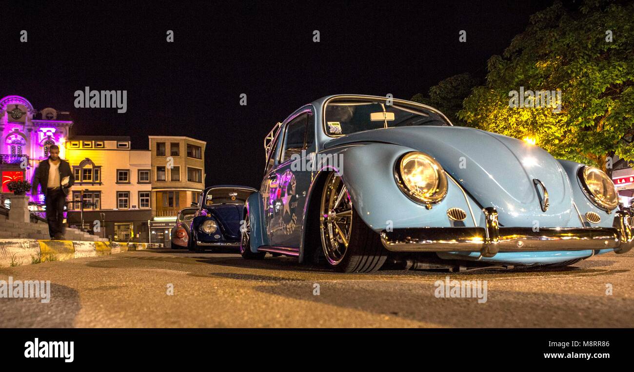 Tierfergelegte VW-Käfer stehen an der Hauptstraße in Spa in der Provinz Lüttich in Belgien am Abend des 06.08.2016. Die Oldtimer sind ausnahmlos stark Stockfoto