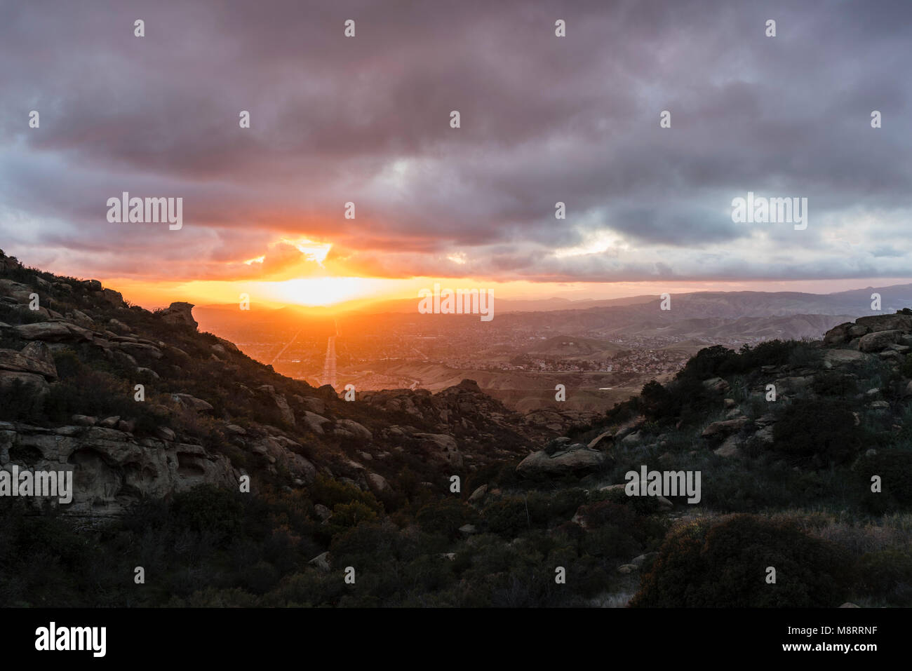 Winter Gewitterwolken mit Sonnenuntergang über Simi Valley in Ventura County in der Nähe von Los Angeles, Kalifornien. Stockfoto