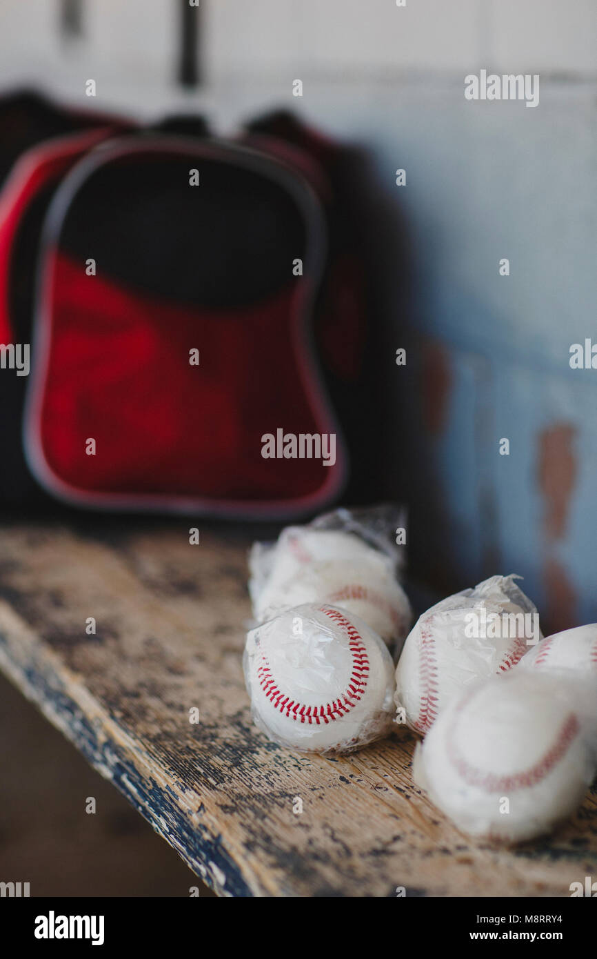 Close-up Baseball Bälle auf hölzernen Tisch in Sport dugout Stockfoto