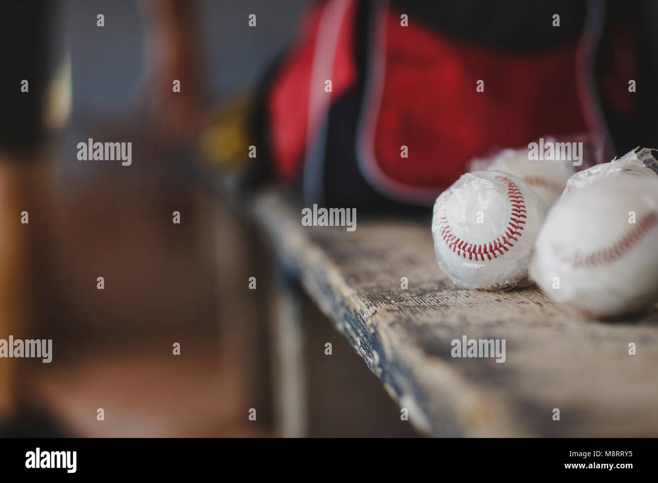 Close-up Baseball Bälle auf dem Tisch im Sport dugout Stockfoto