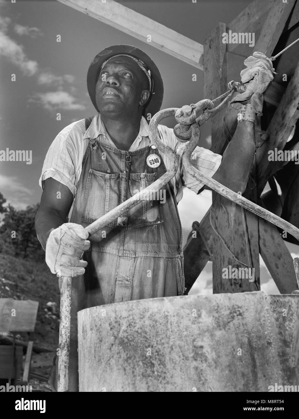 Schaufel Mann an neue Douglas Tennessee Valley Authority Dam, French Broad River, Sevier County, Tennessee, USA, Alfred T. Palmer für Office of War Information, Juni 1942 Stockfoto