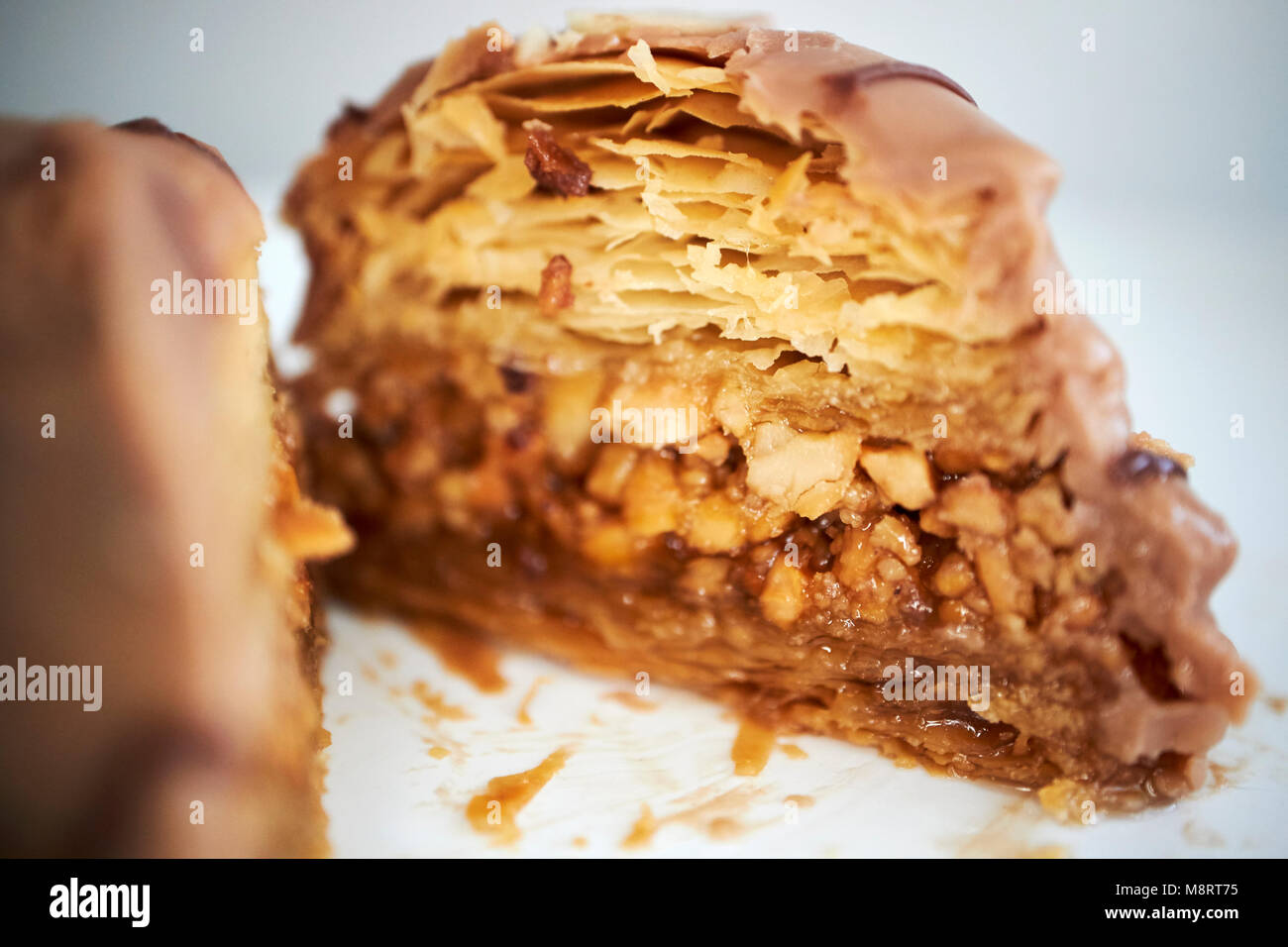 Milchschokolade baklava gehackte Nüsse in Sirup zwischen Blätterteig sandwiched Stockfoto