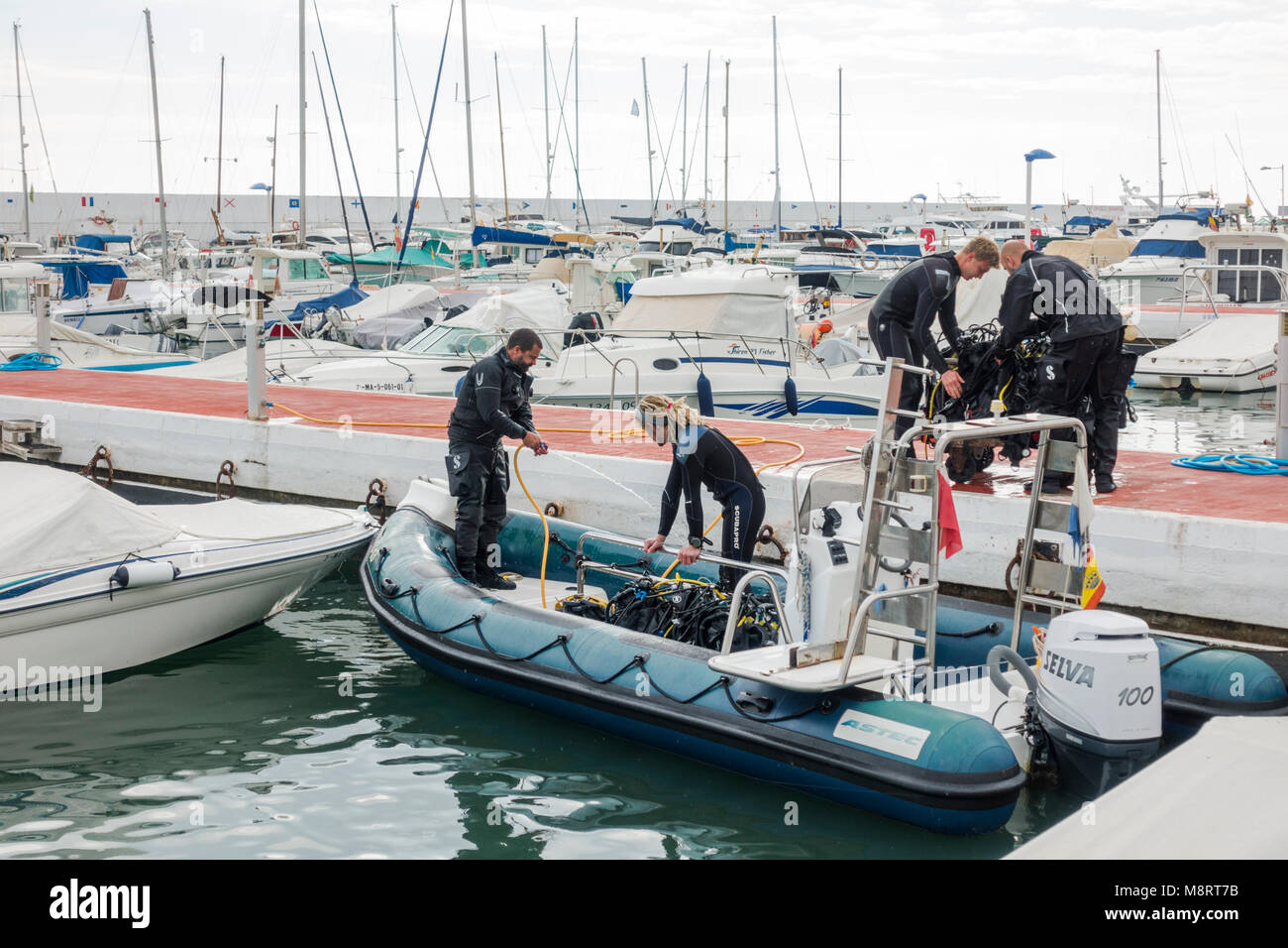 Tauchen Gruppe anreisen und Entladen Gang bei Puerto Deportivo, Hafen Marbella, Andalusien, Spanien. Stockfoto