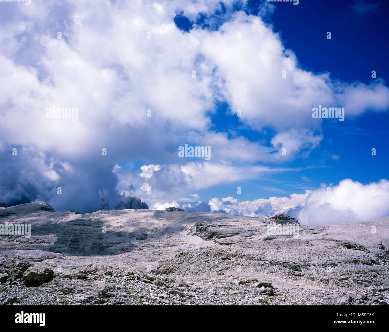 Kalkstein Hochebene einschließlich der Gipfel der Sela de Pisciadu und Forcela dai CiamorcesThe Sella Gruppe Wolkenstein Gröden Dolomiten Italien Stockfoto
