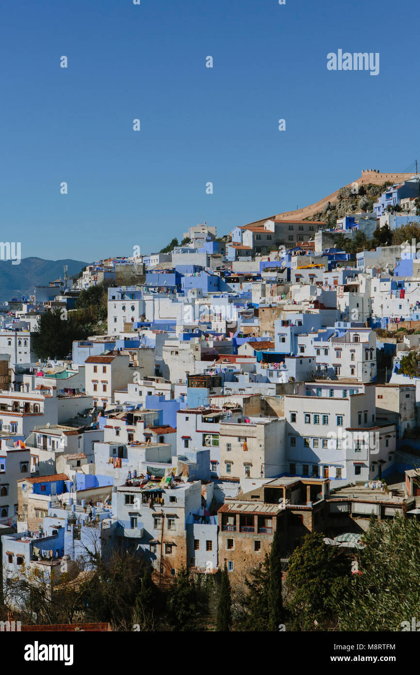 Hohe Betrachtungswinkel und der Stadt auf dem Berg gegen den klaren blauen Himmel Stockfoto