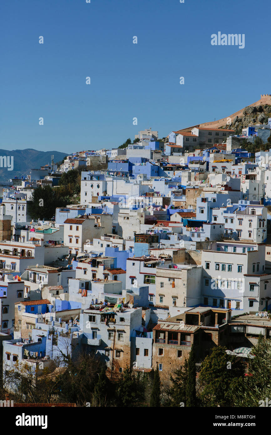 Blick auf die Stadt auf dem Berg gegen den klaren blauen Himmel Stockfoto