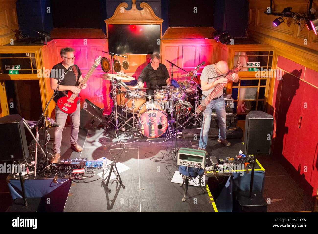 Tony Levin von King Crimson führt mit Stick Männer an der Acapela Studio in der Nähe von Cardiff, März 2018 Stockfoto