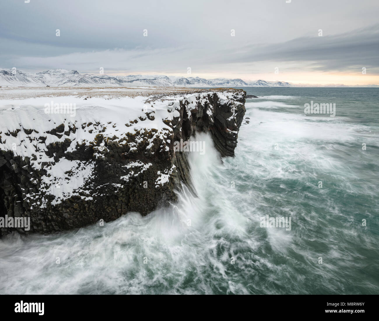 Majestätischen Blick auf die Wellen plätschern auf Felsformationen im Meer im Winter Stockfoto