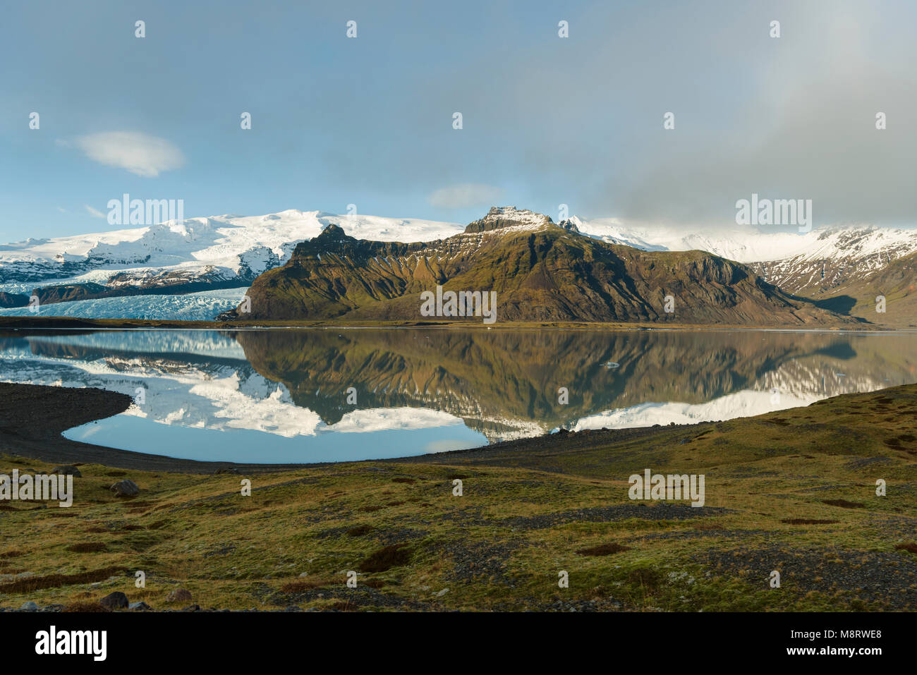 Majestätische Sicht auf den See von Bergen gegen Sky Stockfoto