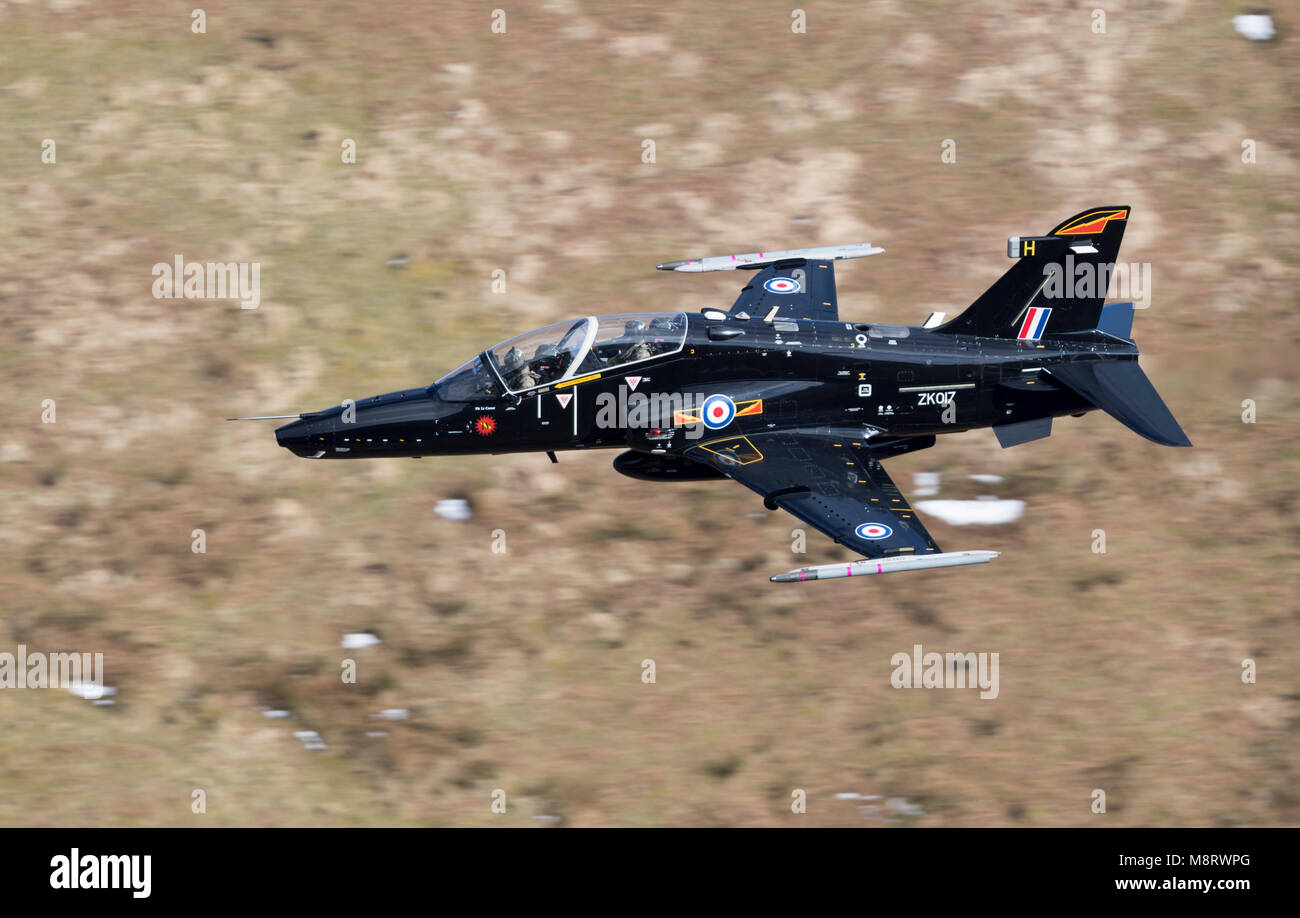 RAF T2 Hawk flying low level im LFA7, Snowdonia, Wales Stockfoto