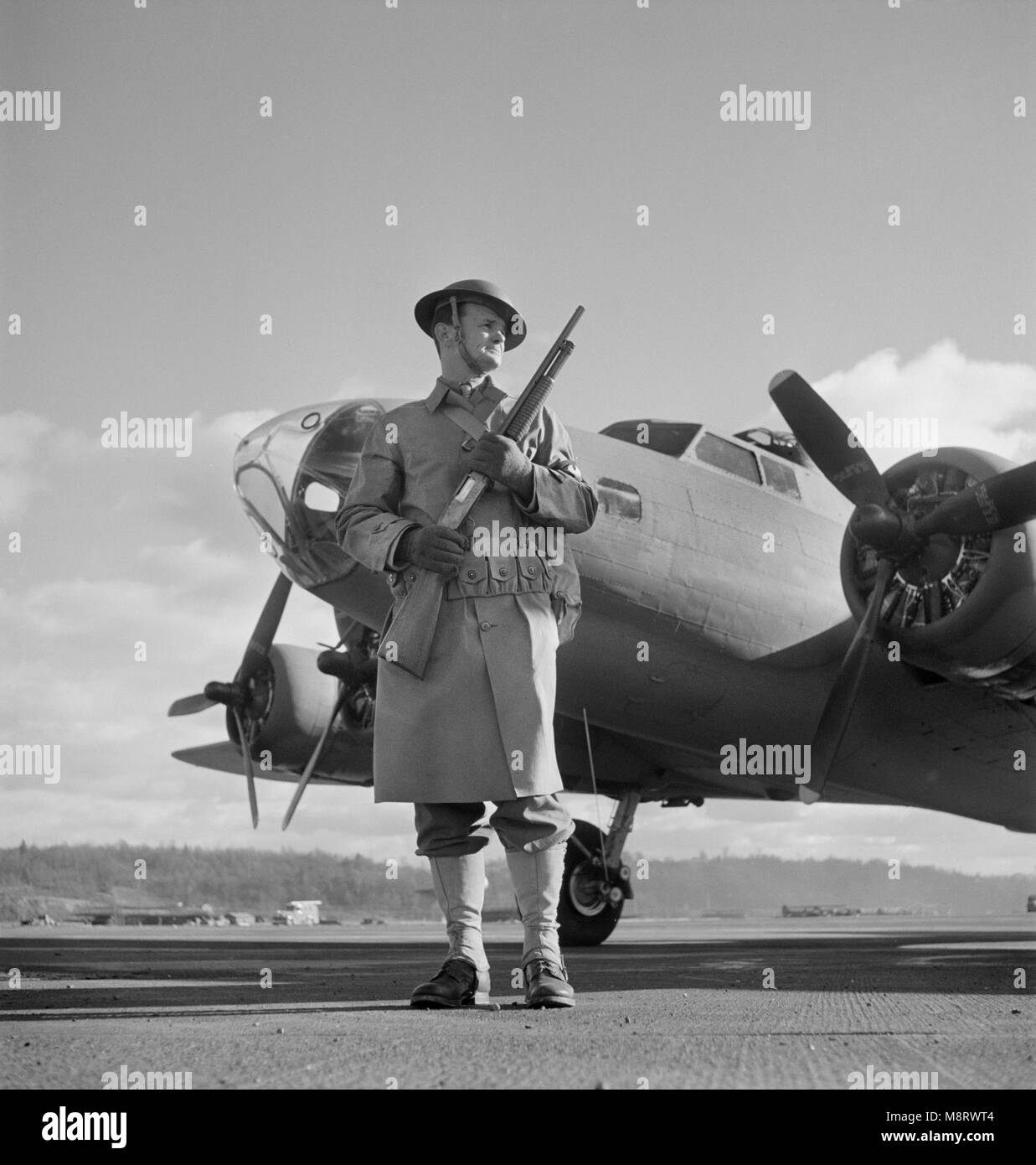 Armee Sentry Guarding neue B-17 F Flying Fortress) Bomber am Flugplatz von Boeing plant, Seattle, Washington, USA, Andreas Feininger für Office of War Information, Dezember 1942 Stockfoto