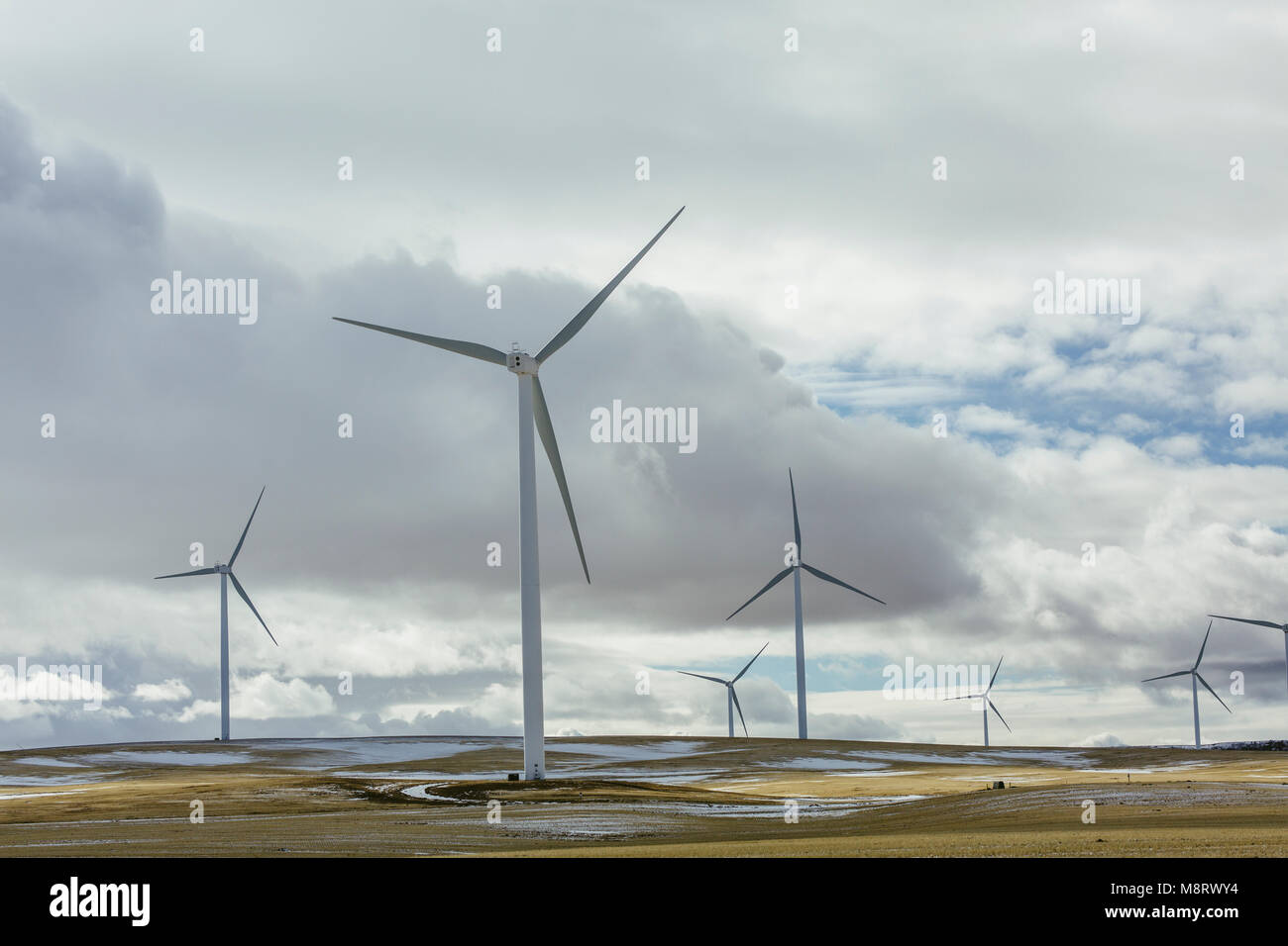 Windmühlen auf Feld gegen bewölkter Himmel Stockfoto