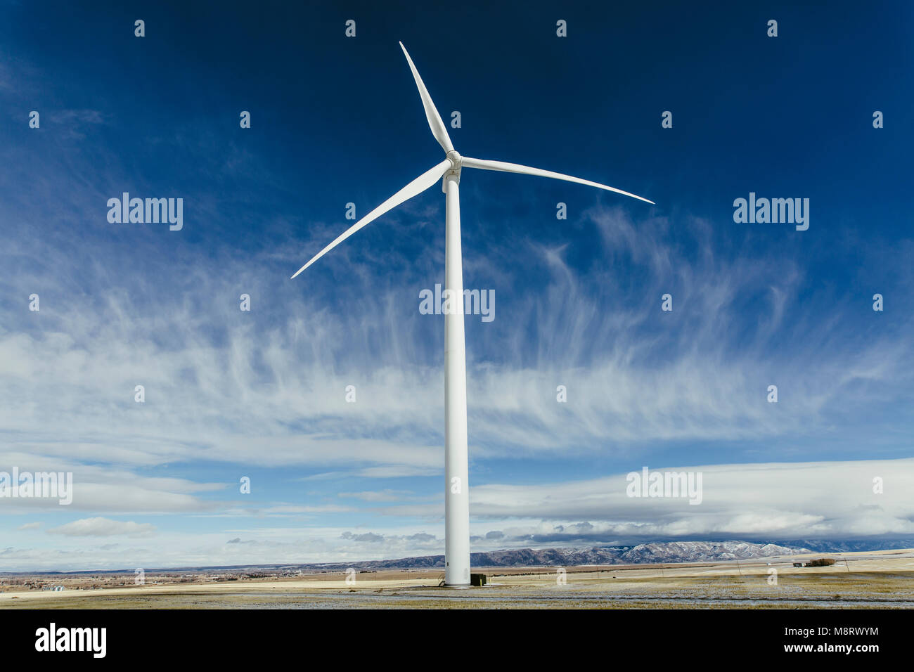 Windmühle auf dem Feld gegen den blauen Himmel Stockfoto