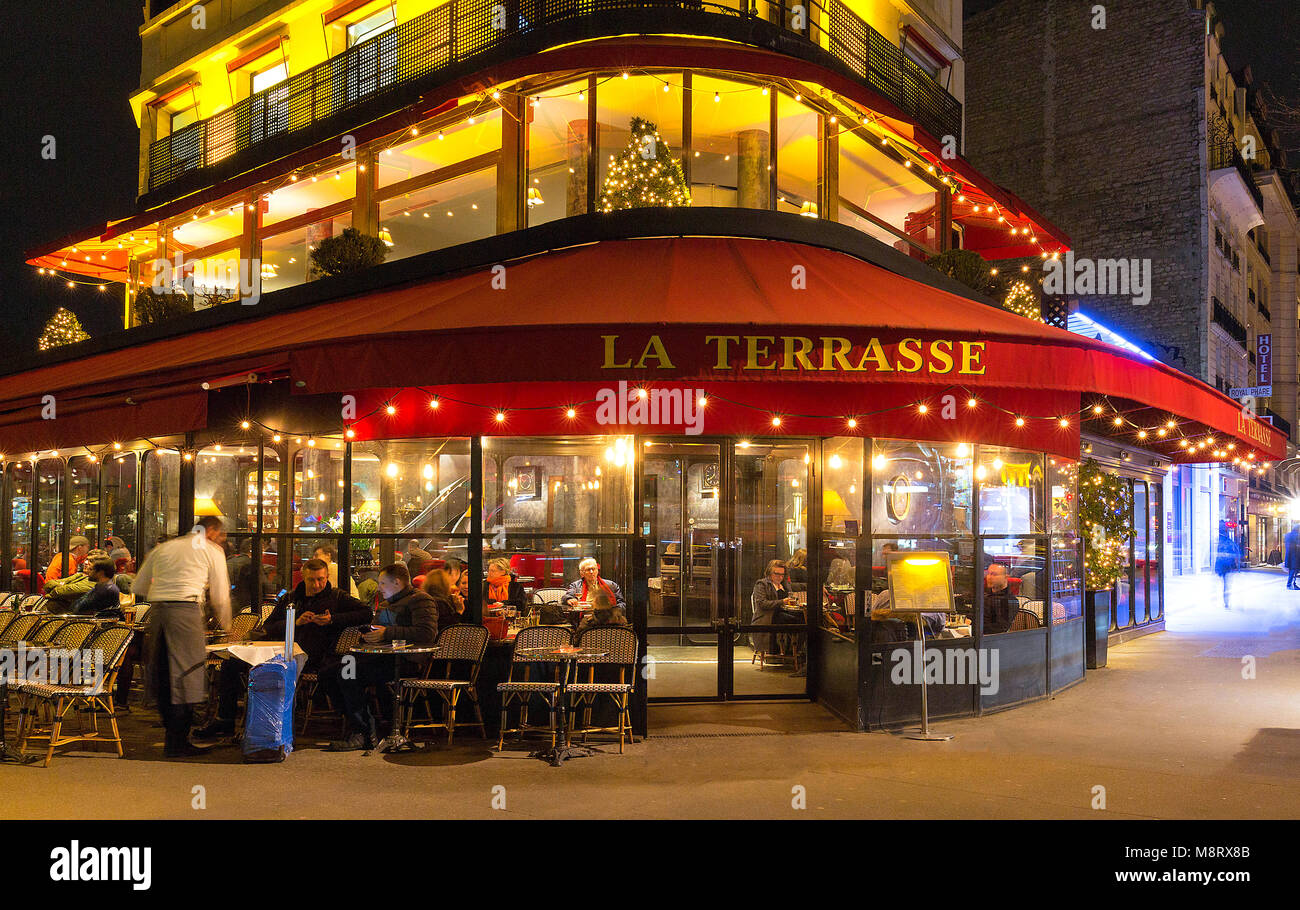 Die typisch französische Café La Terrasse bei Nacht, Paris, Frankreich. Stockfoto